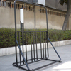 Venta al por menor Bike Rack Casco Display Stand Creative Bike Fence para público