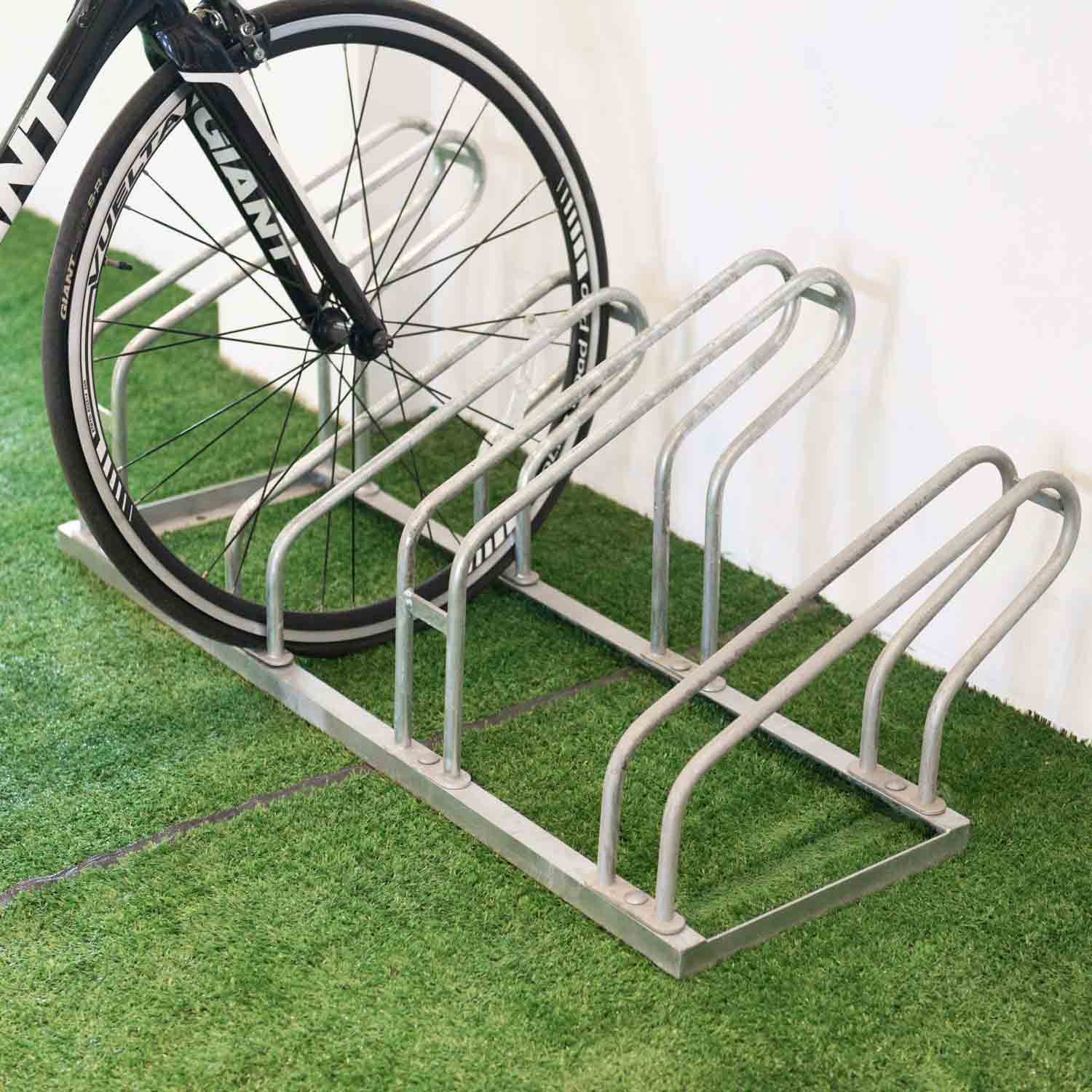 Soporte de bicicleta industrial de metal de acero inoxidable montado en el piso Creative