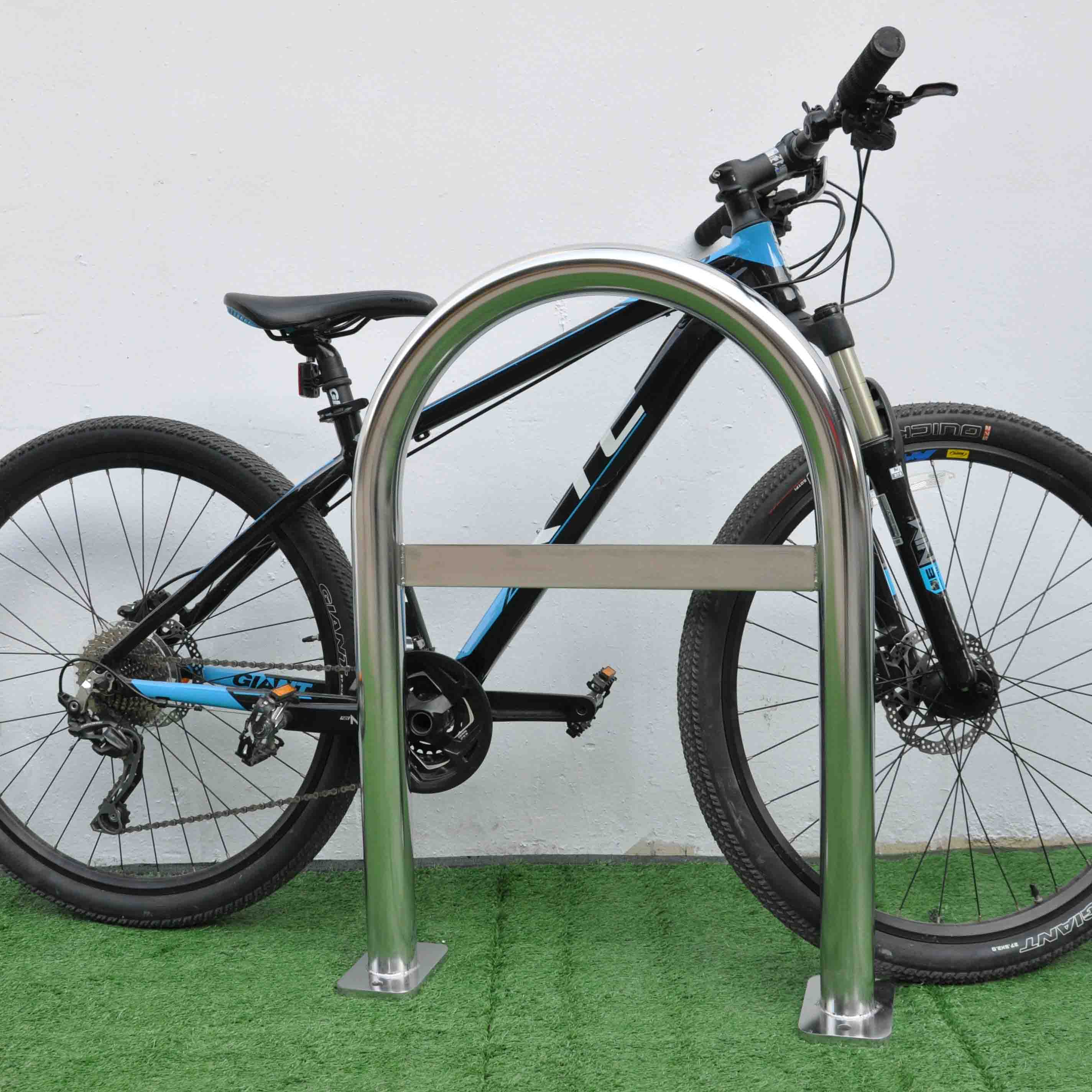 Soporte para bicicletas en forma de U de acero inoxidable montado en el piso