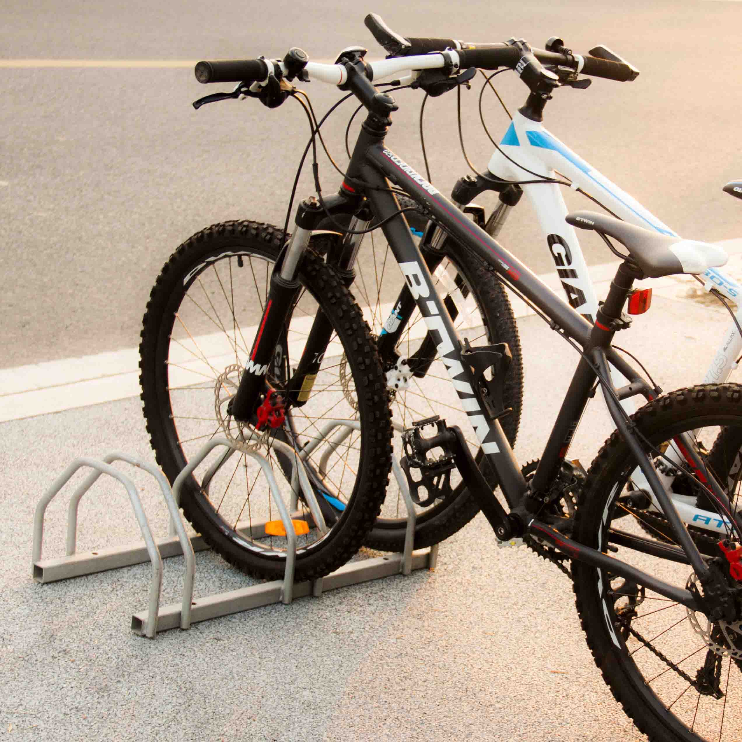 Soporte de estante de estacionamiento comercial tipo bicicleta de montaña de mano de bicicleta